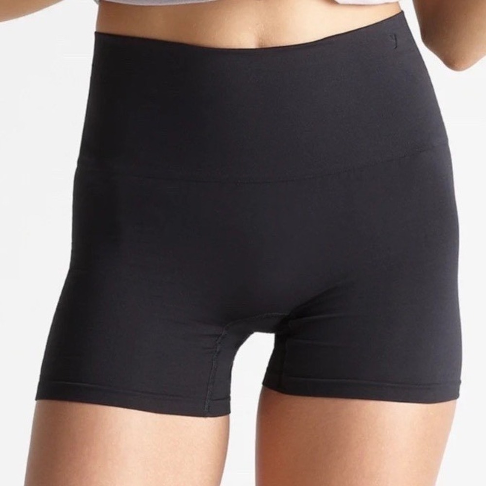 YUMMIE Tummy Seamless Shaping Shorts Size Small 3 In total . Beige And Black‎